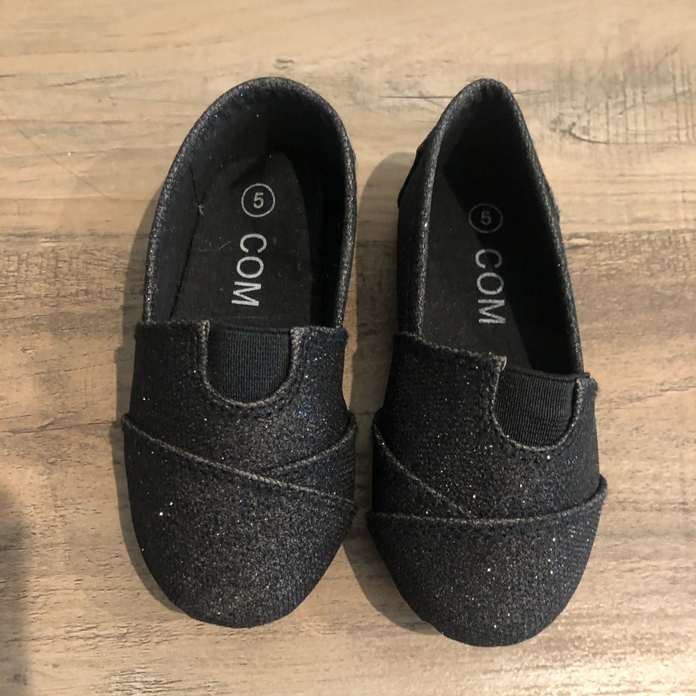 Black glitter Tom’s like shoe for toddler size 5 worn once great condition